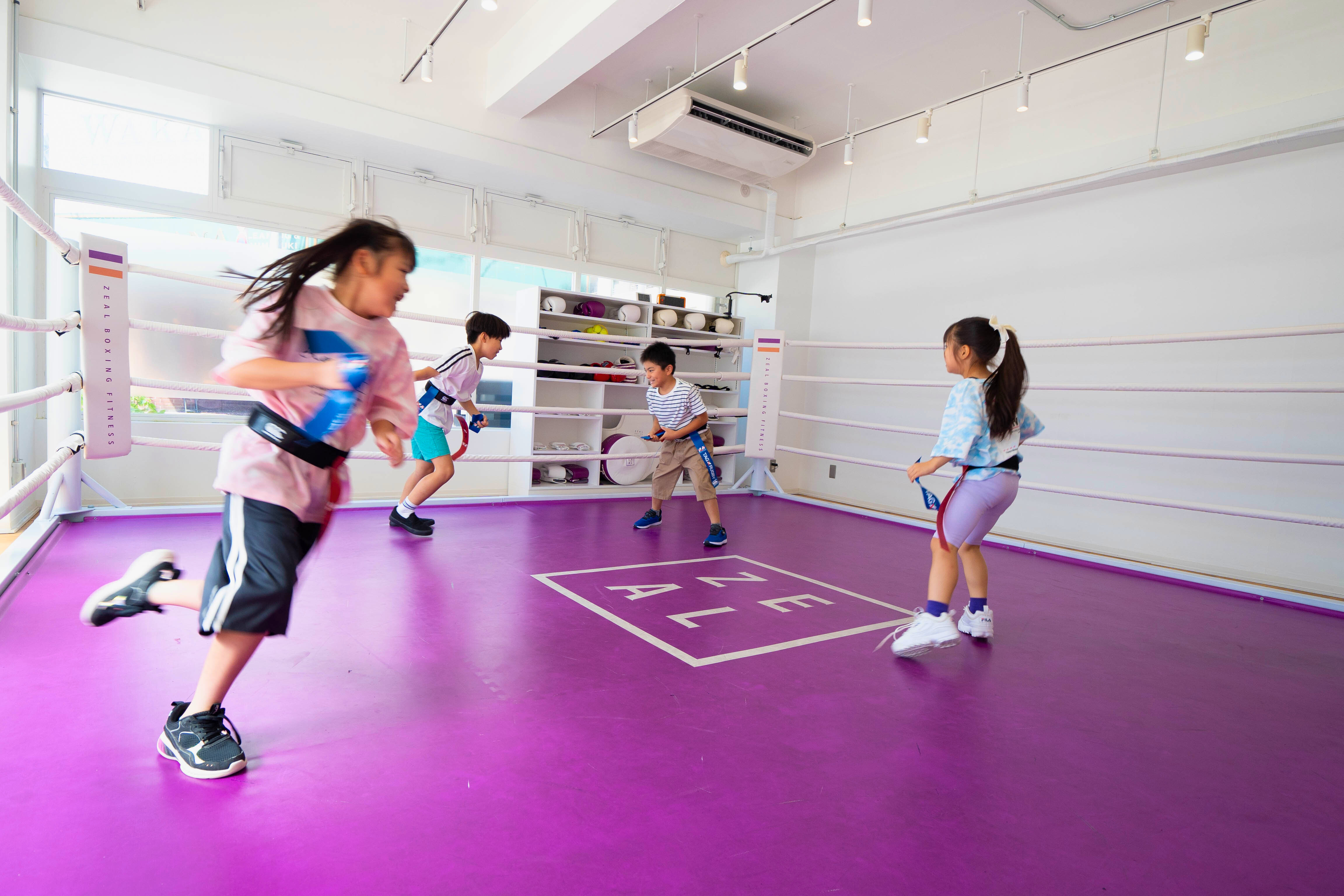 福岡 薬院 キッズ英会話 English Fight Kidsのクラスの流れを体験する子どもたち